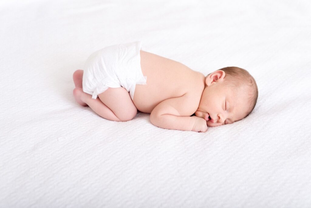 Bébé qui dort paisiblement dans une chambre calme