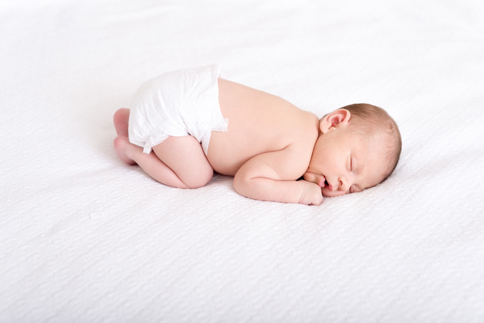 Bébé qui dort paisiblement dans une chambre calme