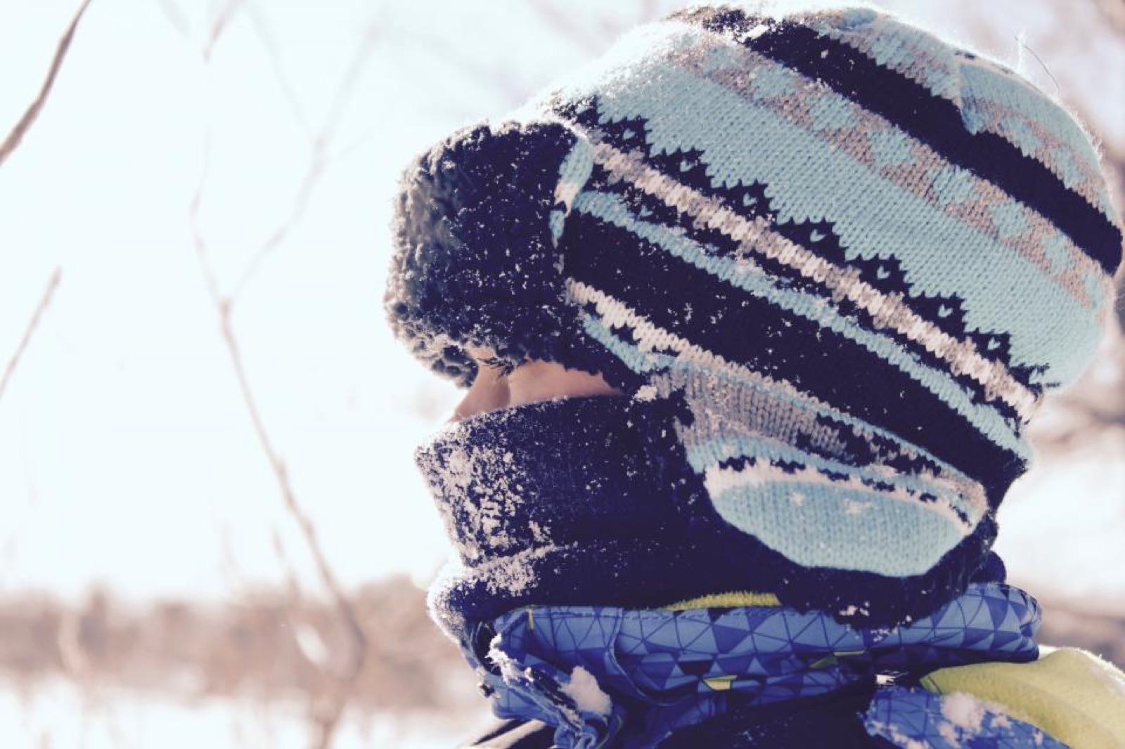 Bébé portant une cagoule tricotée pour l'hiver